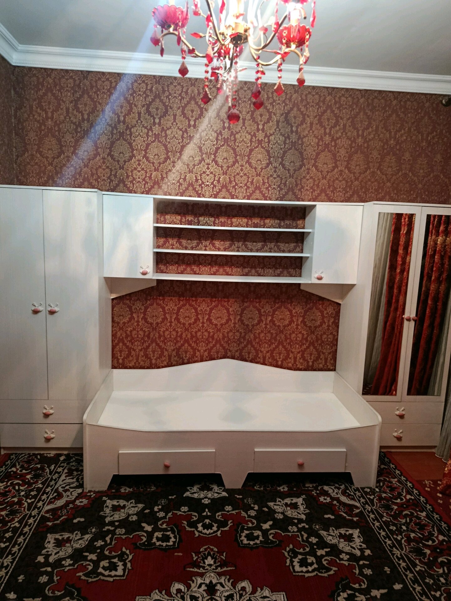 Дом, 14 комнат, 2 этаж.