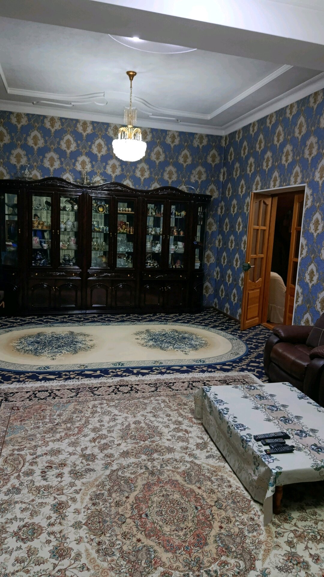 Дом, 14 комнат, 2 этаж.