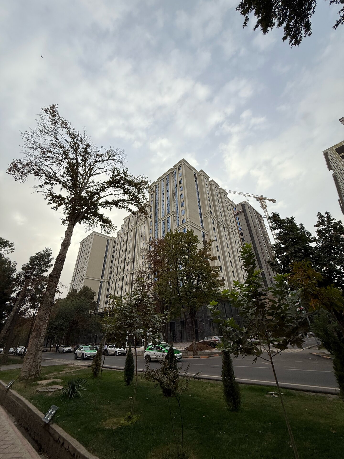 3-комнатная квартира в Душанбе, Шохмансур — фото 1, гостиная