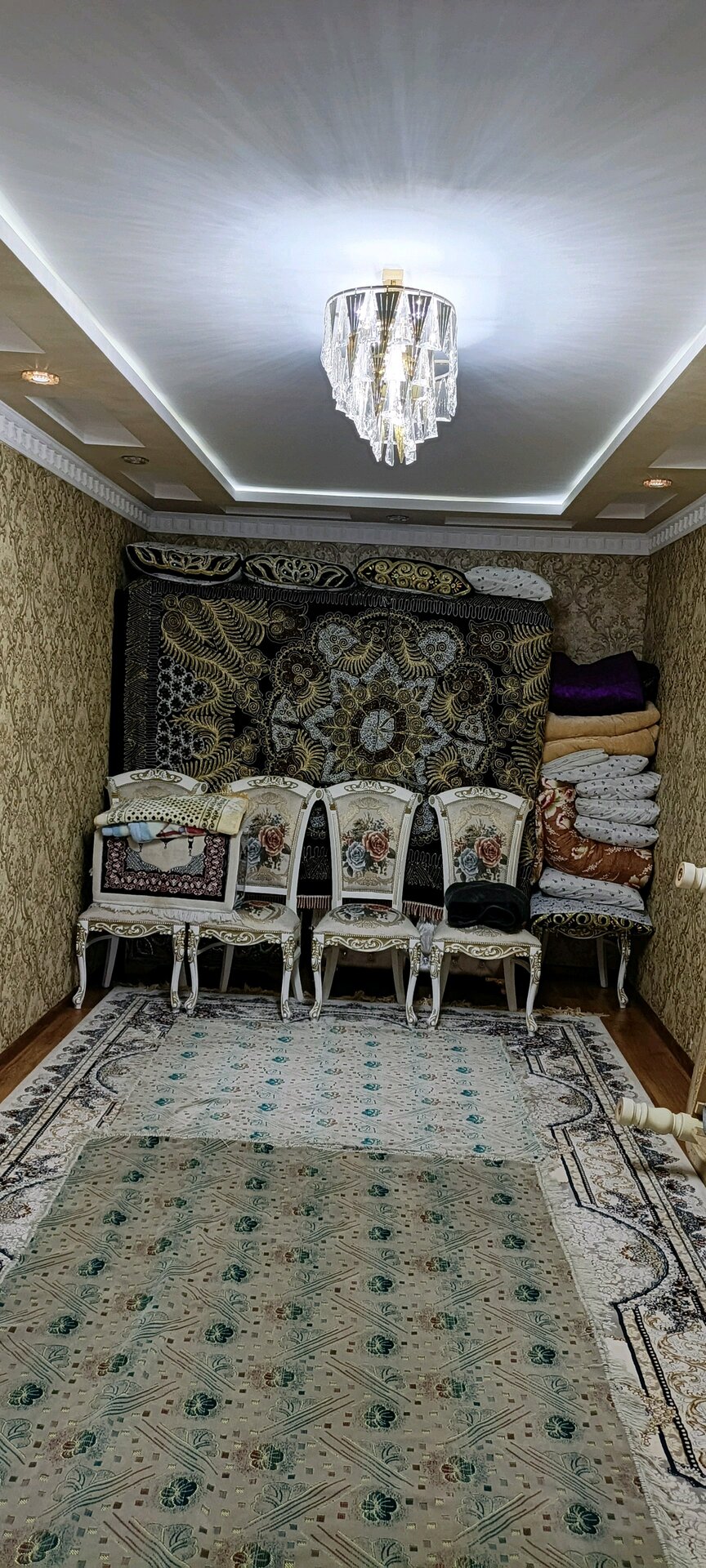 Дом, 8 комнат, 1 этаж.