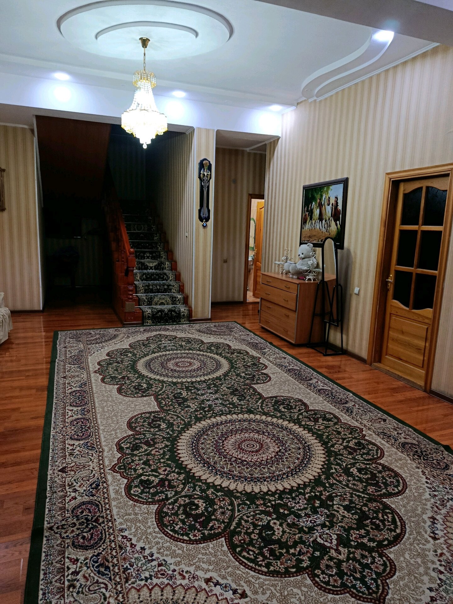 Дом, 14 комнат, 2 этаж.