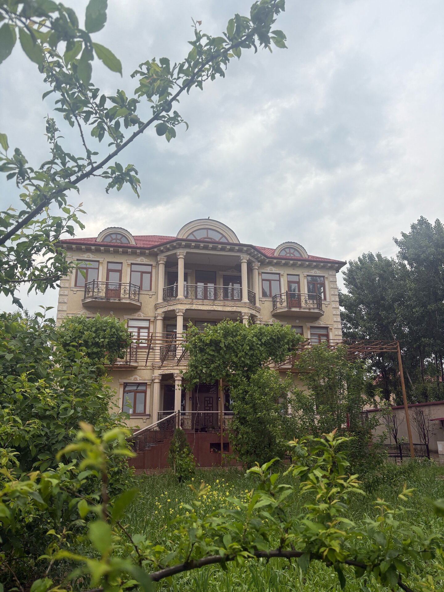 Дом, 10 комнат, 3 этаж.