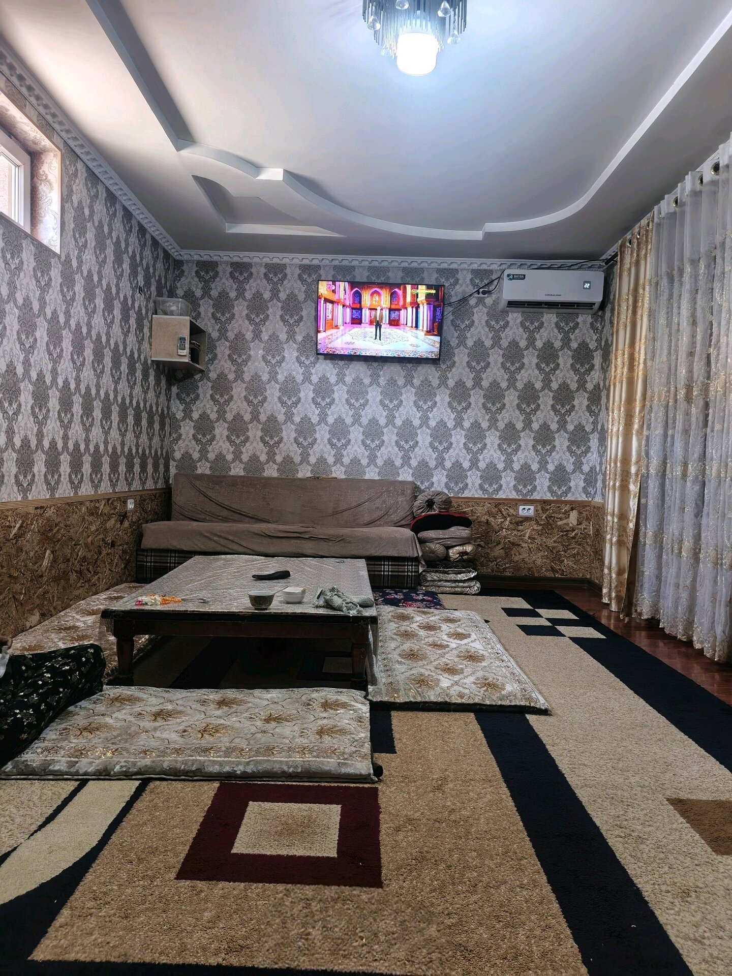Дом, 8 комнат, 2 этаж.